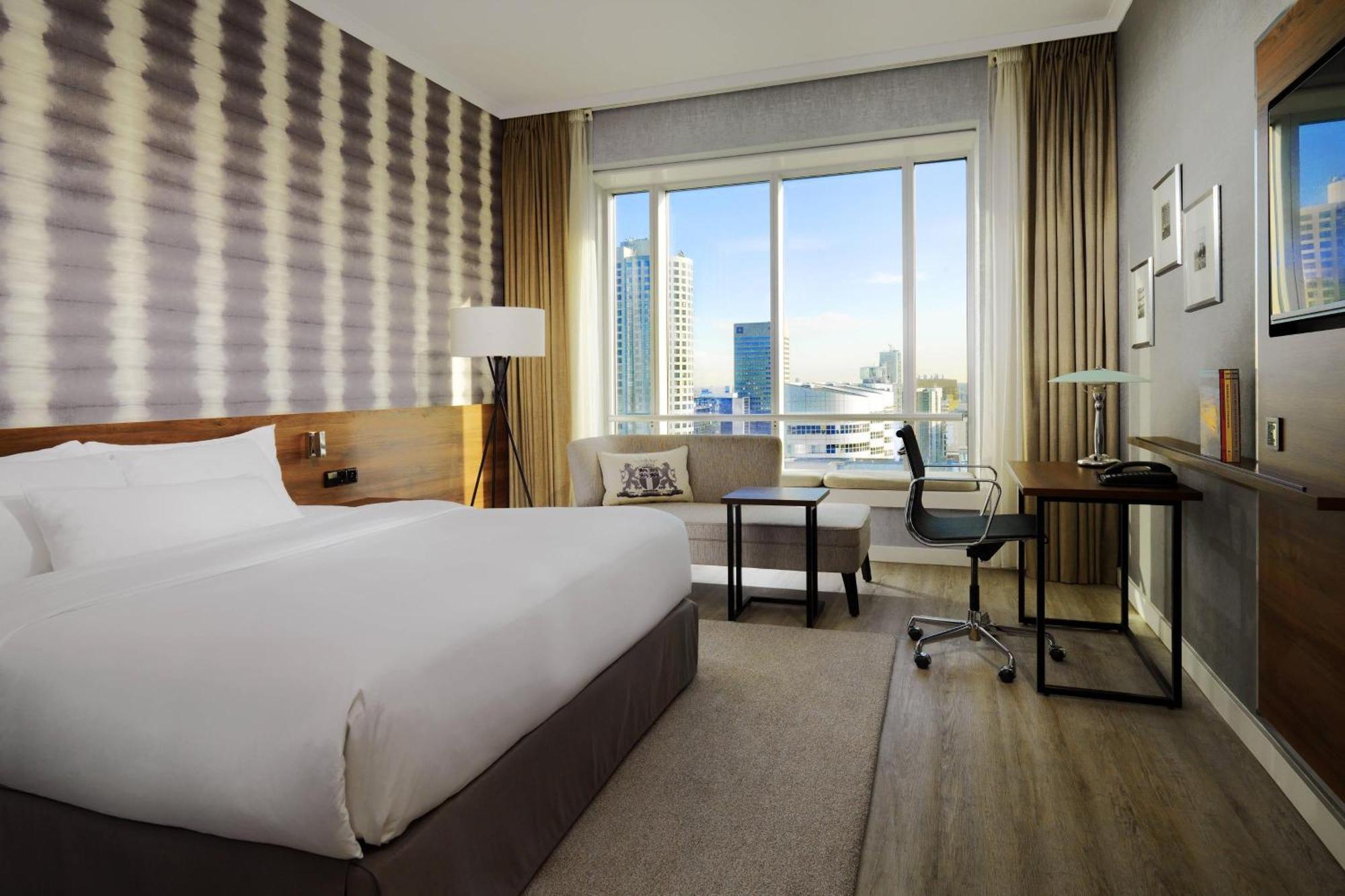 فندق روتردام ماريوت المظهر الخارجي الصورة A guest room at the Hilton London Heathrow