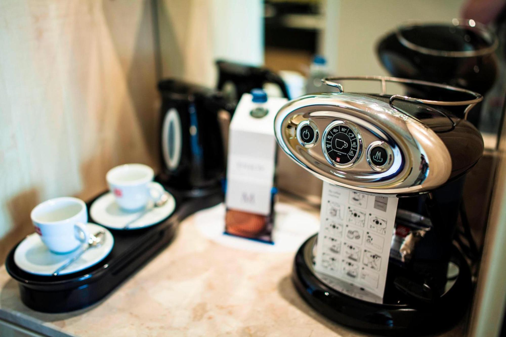 فندق روتردام ماريوت المظهر الخارجي الصورة A coffee machine