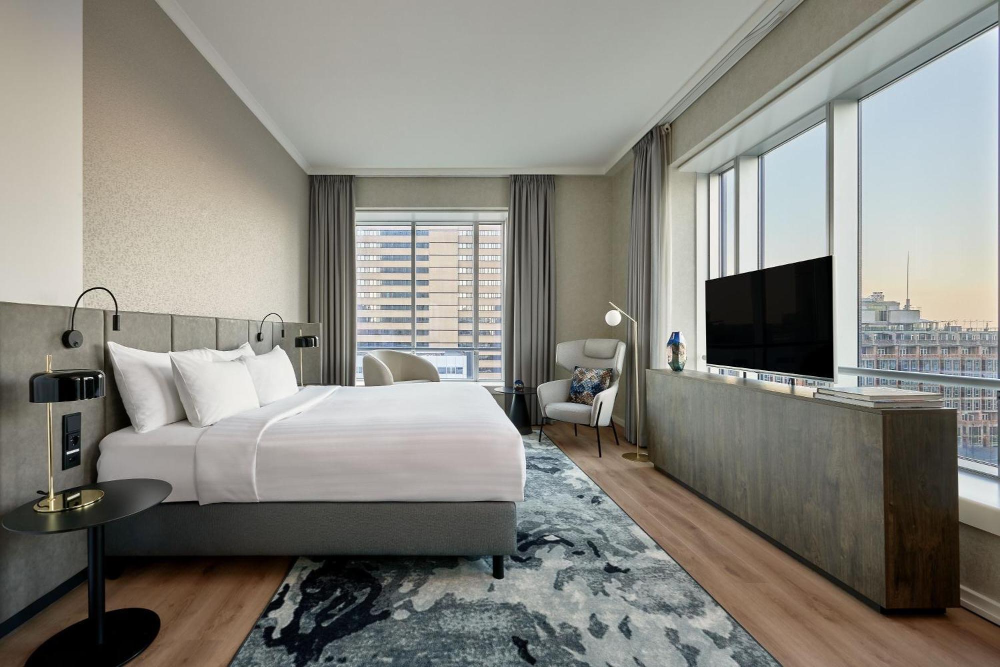 فندق روتردام ماريوت المظهر الخارجي الصورة A bedroom at the hotel